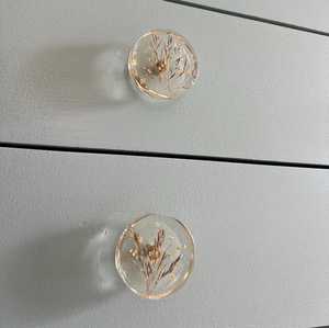 Bouton de tiroir en résine florale écologique avec herbe séchée et poignée de meuble en laiton faite à la main, style européen moderne et épuré - Product Image 2