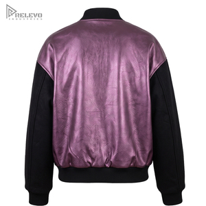 Veste universitaire en cuir violet métallisé personnalisée, unisexe, manches en laine noire texturée, veste bomber, conception personnalisée OEM/ODM - Product Image 3