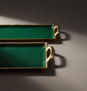 Juego de 2 bandejas modernas de metal esmaltado verde oscuro con asas doradas, bandejas rectangulares decorativas para servir en mesa de centro o otomana. - Product Image 2