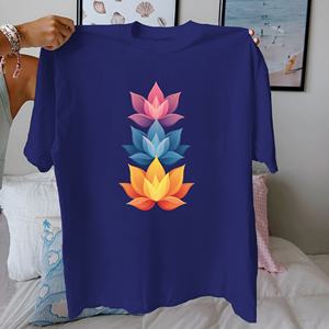 Camiseta de Mujer de Corte Regular con Estampado Degradado de Flores de Loto, Estilo Casual, 100% Algodón Puro, Tejido de Punto, Cuello Redondo, Manga Corta - Product Image 4