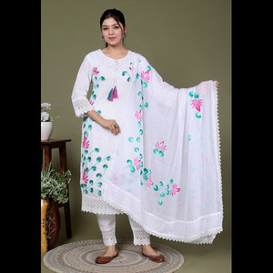 Elegante Conjunto Tradicional de Kurta de Algodón Blanco con Motivos Florales Pintados a Mano y Dupatta con Detalles de Encaje para Bodas Elegantes y Eventos Étnicos - Product Image 3