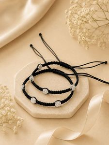 Chevillère artisanale en fil noir avec breloque florale pour femme, bijou de pied ajustable et tendance, chevillère tressée noire ajustable avec motif floral - Product Image 5