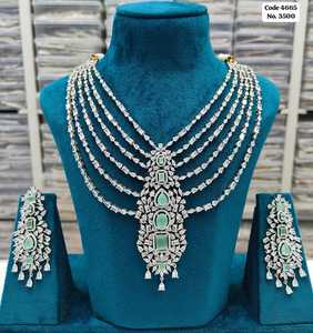 Elegante conjunto de collar nupcial en capas con detalles en verde menta y AD, con juego de aretes para mujer - Product Image 3