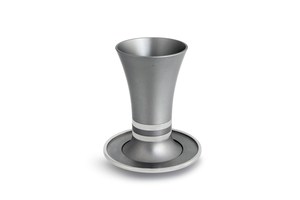 Elegante Copa Kiddush de Aluminio Azul Cielo, Copa de Vino Ecológica, Sostenible, Arte Moderno, Única, Personalizable, Set de Regalo de Boda para el Hogar - Product Image 6