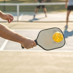 Nouvelle balle de pickleball pour adultes de 16 mm avec un design à trous ronds, légère, en plastique écologique, pour l'entraînement et la pratique des sports de plein air - Product Image 3