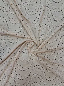 Tissu en coton blanc pur pour la confection de vêtements, avec motifs festonnés ajourés et tricot extensible pour un confort optimal, idéal pour les créateurs de mode. - Product Image 3