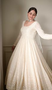 Robe Anarkali très demandée avec pantalon et dupatta, en georgette douce, ornée de broderies et de sequins - Product Image 5