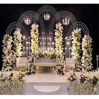 Décoration de scène idéale pour fête de fiançailles : Arches multicouches de style arabe, panneau de fond Mehraab, support métallique pour scène de réception