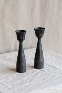 Acabado artesanal suave y detallado, que realza la auténtica belleza de la artesanía del metal forjado. - Product Image 6