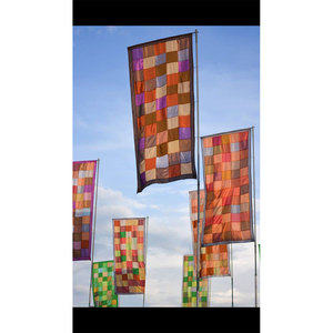 Banderas con Patrones Tradicionales Coloridos en Postes de Madera para Exhibición en Exteriores - Product Image 4