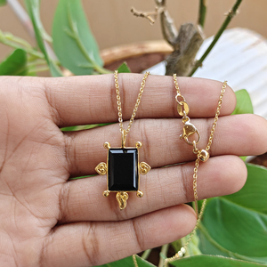 สร้อยคอแฟชั่นดีไซน์โดดเด่นประดับพลอยออนิกซ์สีดำสไตล์มินิมอลสำหรับผู้หญิง ตัวเรือนทองเหลืองชุบทอง 18k พร้อมจี้ห้อยเก๋ไก๋ - Product Image 2
