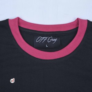 Camiseta Negra de Algodón para Hombre, Color Gris Claro, Manga Corta, Cuello Redondo, Corte Regular, con Estampado de Letras Rosadas, Estilo Urbano, con Ribete en Contraste - Product Image 5