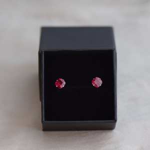 Petites boucles d'oreilles en rubis rouge, argent sterling, délicates, pierre de naissance de juillet, rubis de laboratoire minimaliste, cadeau pour elle - Product Image 1