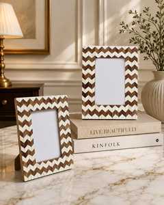 Cadre photo en bois fait main avec incrustation d'os, motif chevron, support photo rectangulaire, décoration de table - Product Image 1