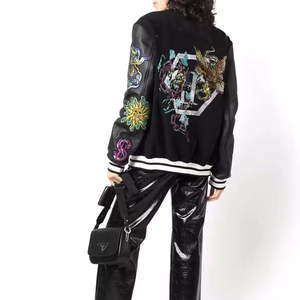 Chaqueta bomber varsity de cuero y lana de alta calidad con parches bordados para hombre, chaquetas de béisbol de diseño personalizado. - Product Image 5