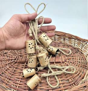Campanas de Vaca Rústicas Vintage Doradas con Cuerda de Yute, Hechas a Mano, Decorativas para Colgar en Navidad y Decoración del Hogar - Product Image 3