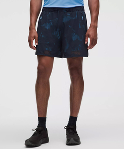 Découvrez des shorts cargo pour hommes durables, conçus pour un confort et une utilité maximales, dotés de matériaux de qualité supérieure et de poches sécurisées. - Product Image 2