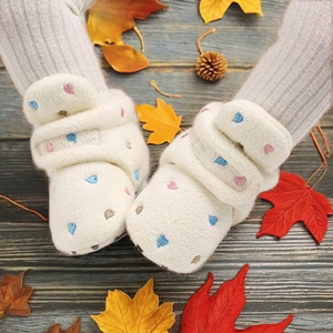 Botines de lana cálidos de invierno para recién nacidos con suela antideslizante, zapatos de calcetín de cuna acogedores en estilo Occidental para la temporada de otoño - Product Image 1