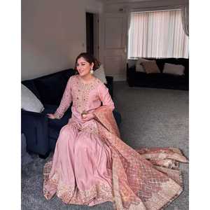 Ensemble haut-bas et Dupatta pour femmes styliste - Product Image 5