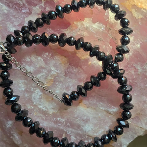 Cuentas redondas de moissanita negra de 6.50 mm y cuentas de espinela negra talladas a mano para pulsera de moda para mujer - Product Image 1