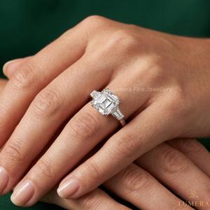 Anillo de Compromiso con Diamante Cultivado en Laboratorio con Corte Asscher Certificado por IGI, con Piedras Laterales Trapezoidales, Oro de 9K, 10K, 14K, 18K - Product Image 5