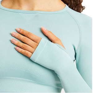 Crop top femme en tissu durable, lavable, couleur unie, style streetwear urbain, chic, minimaliste, tendance, moderne et élégant. - Product Image 6