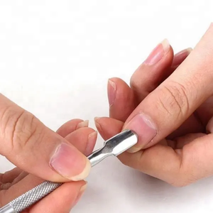 Pousse-cuticules en acier inoxydable avec logo personnalisé pour manucure, léger, réutilisable, double usage, gouge à ongles - Product Image 1