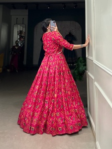 Abbraccia la tradizione con un tocco di eleganza in questo Lehenga da sposa in seta Tasar con stampa floreale. - Product Image 3