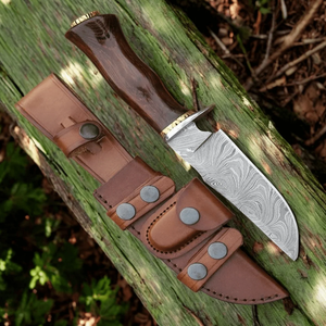 Couteau de chasse en acier Damas avec lame fixe tranchante, manche en bois, protège-doigts et étui en cuir - Product Image 3