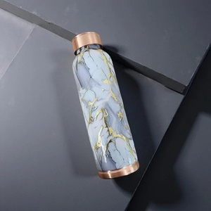 Botella de Agua Metálica con Patrón de Mármol y Tapa de Cobre, Portátil, Diseño Moderno y de Lujo - Product Image 2
