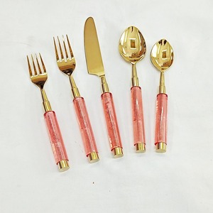 Résine blanche avec poignée d'ombrage rose Couverts décoratifs en métal de luxe en acier inoxydable Couverts plaqués or Vaisselle Ensemble de quatre - Product Image 6