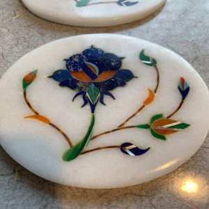 Ensemble de sous-verres modernes en marbre blanc de haute qualité, faits à la main avec incrustations florales, support assorti en pierre pour boissons, cadeau de table ANURAG - Product Image 2