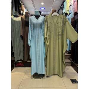 Abaya élégante pour femmes avec col en V, tissu léger et ornements perlés, pour une utilisation décontractée et formelle. - Product Image 2