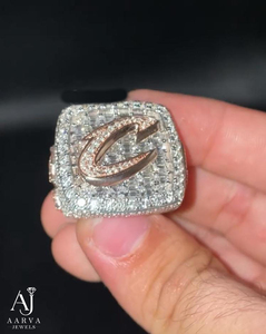 Anillo de Compromiso Hip Hop con Moissanita Corte Baguette Personalizada, Engaste Pavé, Plata 925 Bañada en Oro, Unisex, Regalo de Aniversario - Product Image 6