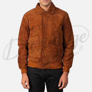 Chaqueta de aviador para hombre de gamuza genuina color marrón tostado con cuello camisero clásico, bolsillos con doble solapa y ribete acanalado, estilo bomber casual. - Product Image 3