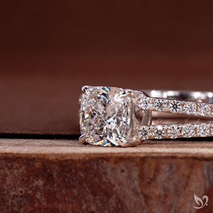 แหวนเพชรทรงคุชชั่น 1 กะรัต ตัวเรือนทองคำขาว 10K ประดับเพชรแบบสปลิตพาเว่ ได้รับการรับรองจาก IGI สำหรับแหวนหมั้น - Product Image 2
