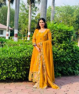 Vestido Anarkali Amarillo de Diseño Tradicional Pakistaní, Bordado Indio Haldi, Marca FABZONE, Secado Rápido, para Bodas, Fiestas y Uso Casual - Product Image 3