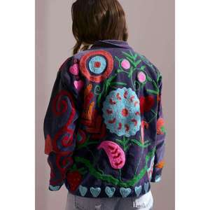 Veste Suzani en coton faite à la main en bleu foncé avec broderie florale multicolore, manteau bohème pour femmes - Product Image 1