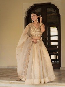 Blusa Bordada con Lentejuelas y Conjunto de Lehenga Dorado Liso - Product Image 5