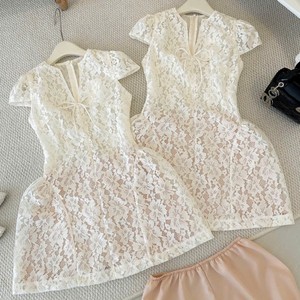 Robe de soirée vintage en dentelle florale, longueur mi-cuisse, sans bretelles, coupe trapèze, en satin, avec détail nœud en sequins - Product Image 5