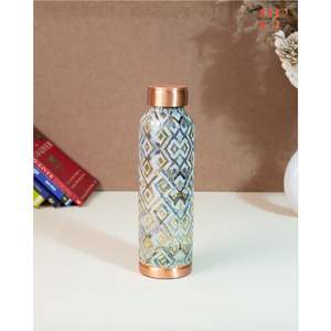 Ensemble de bouteille d'eau en cuivre antique de luxe avec 2 verres - Flacon en cuivre artisanal gravé de motifs floraux, anti-fuite, pour le yoga et l'ayurveda, 1000 ml - Product Image 5