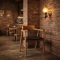 Chaise de restaurant moderne en velours et bois avec dossier incurvé, accoudoirs, siège rembourré noir et pieds en métal pour hôtel et salon
