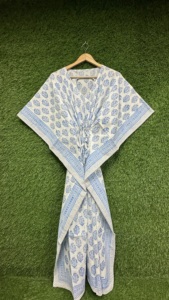 Caftán de Algodón Estampado a Mano para Mujer con Motivos Florales Azules, Cintura Ajustable y Detalle de Borde, Estilo Boho para Vacaciones y Noche - Product Image 3