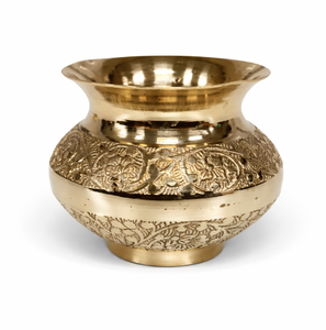 Pot en laiton sculpté à la main avec motifs floraux traditionnels pour les rituels de pooja et les offrandes sacrées, disponible à prix de gros. - Product Image 2