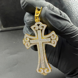 จี้กางเขนประดับเพชรหรูหรา เงินแท้ S925 ชุบทอง ประดับเพชรโมอิสซาไนต์ VVS สไตล์ฮิปฮอป สร้อยคอแนวศาสนาสำหรับผู้ชายและผู้หญิง - Product Image 1