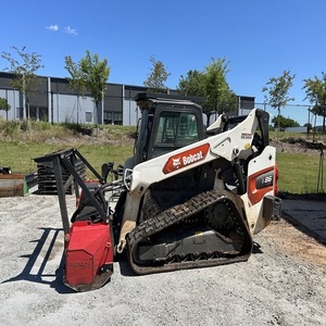 Cargadora compacta sobre orugas Bobcat equipada con trituradora forestal, una potente máquina diseñada para la limpieza de terrenos. - Product Image 6