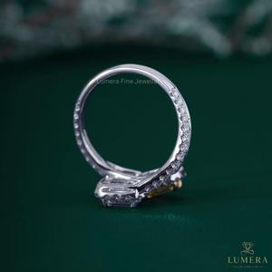 Bague de luxe 1,8 carats en or blanc 18 carats avec deux diamants jaunes taille émeraude certifiés IGI, double halo ouvert, diamant de laboratoire - Product Image 6