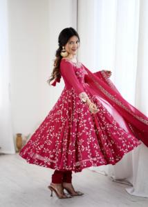 Ensemble de robe brodée en faux georgette de créateur avec churidar et dupatta, tenue ethnique élégante pour mariage et fêtes pour femmes - Product Image 3
