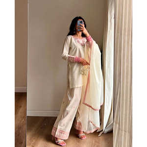 Ensemble de vêtements modestes de créateur pour les fêtes, haut avec bas et dupatta, tenue élégante et stylée - Product Image 4