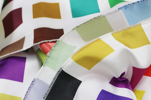 Pañuelo Cuadrado de Poliéster con Estampado Digital a Cuadros/Liso y Logotipo Personalizado, Hijab de Satén Suave de Alta Calidad, Accesorio Casual para Exteriores - Product Image 6